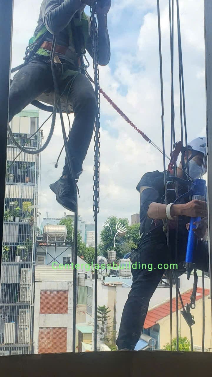 Đội ngũ thợ thi công trên cao nhiều năm kinh nghiệm