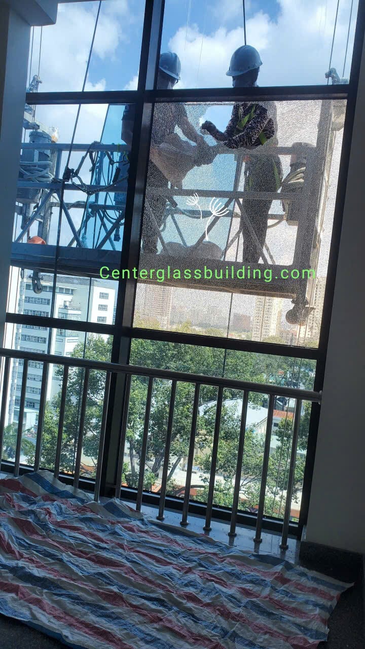 Tháo gỡ kính cũ trước khi thay vách kính mới