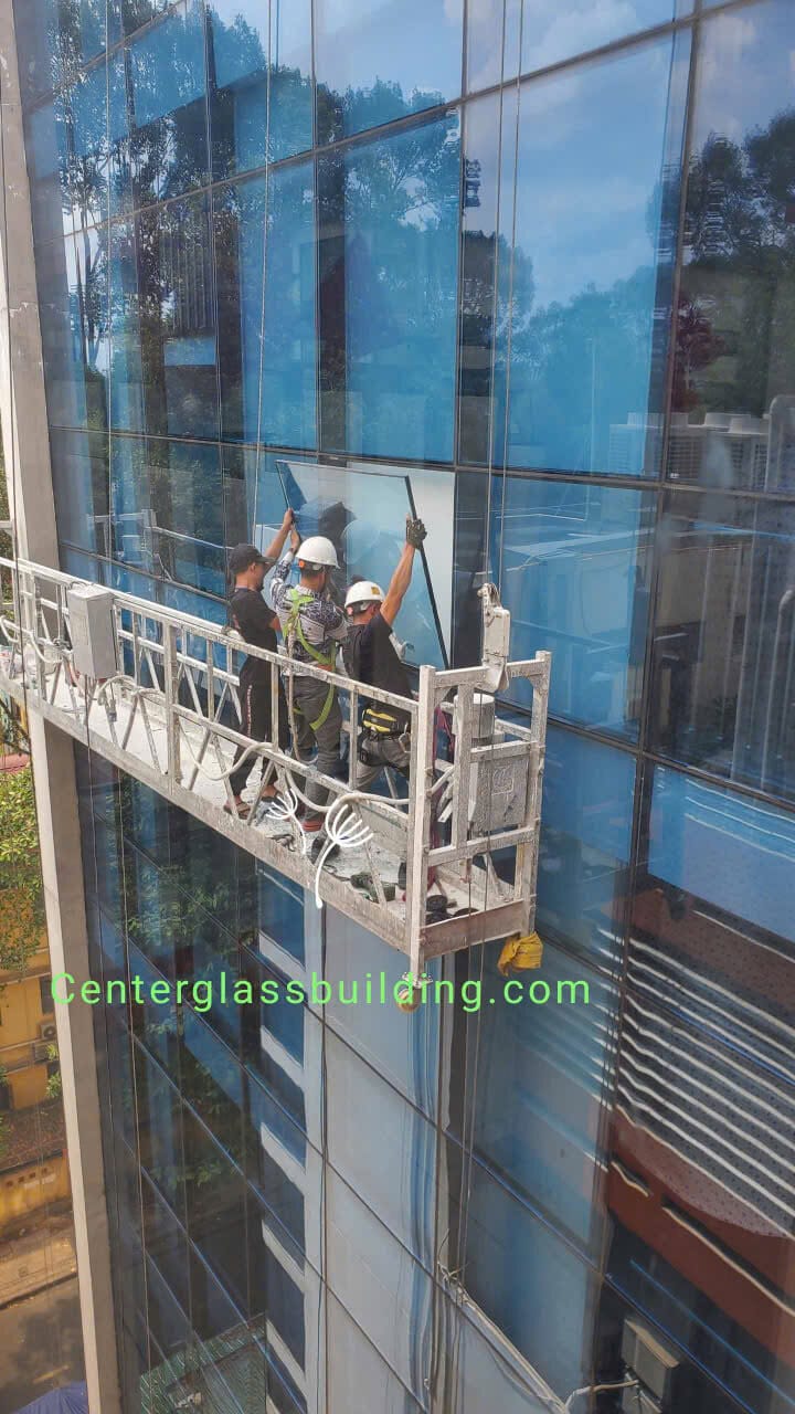 Đưa vách kính vào vị trí cần thay thế