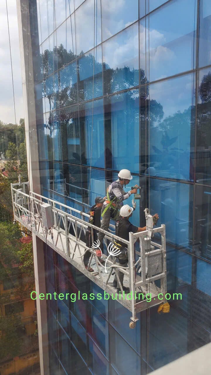 Bắn vít cố định vách kính