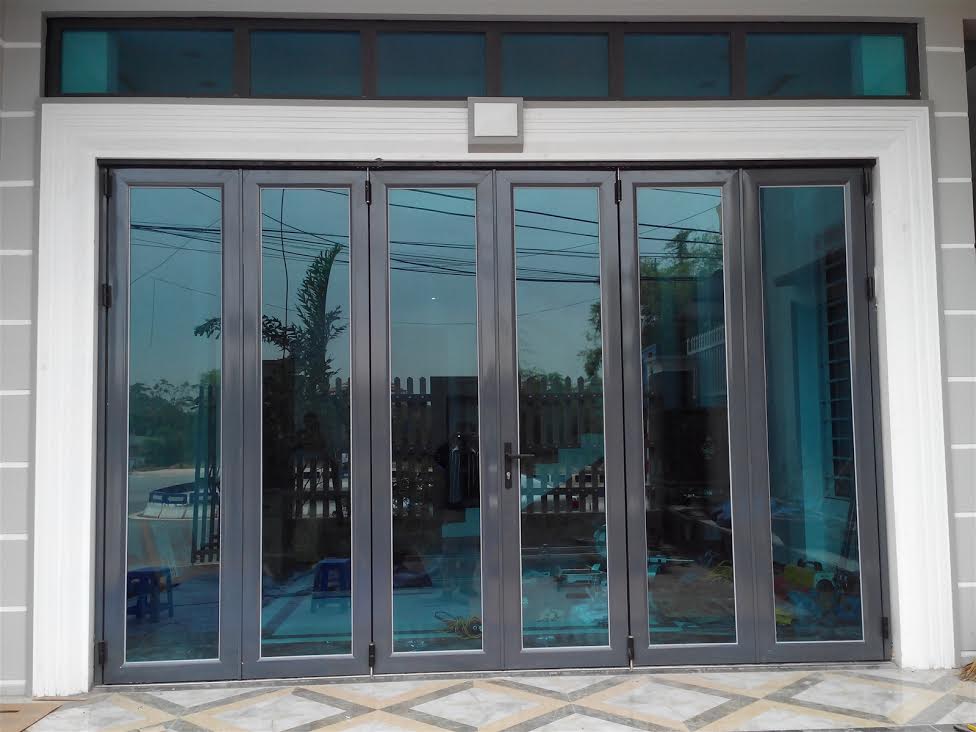 Cửa nhôm kính màu xanh đen hiện đại