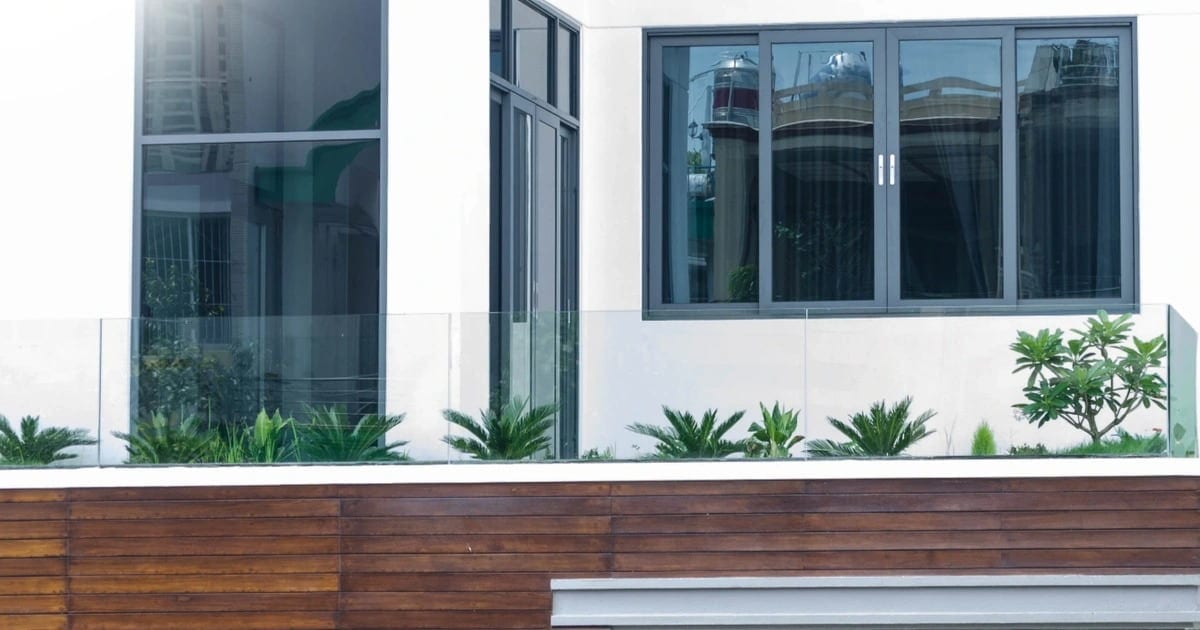 Cửa nhôm kính màu xanh đen cực sang và che chắn tốt cho ngôi nhà