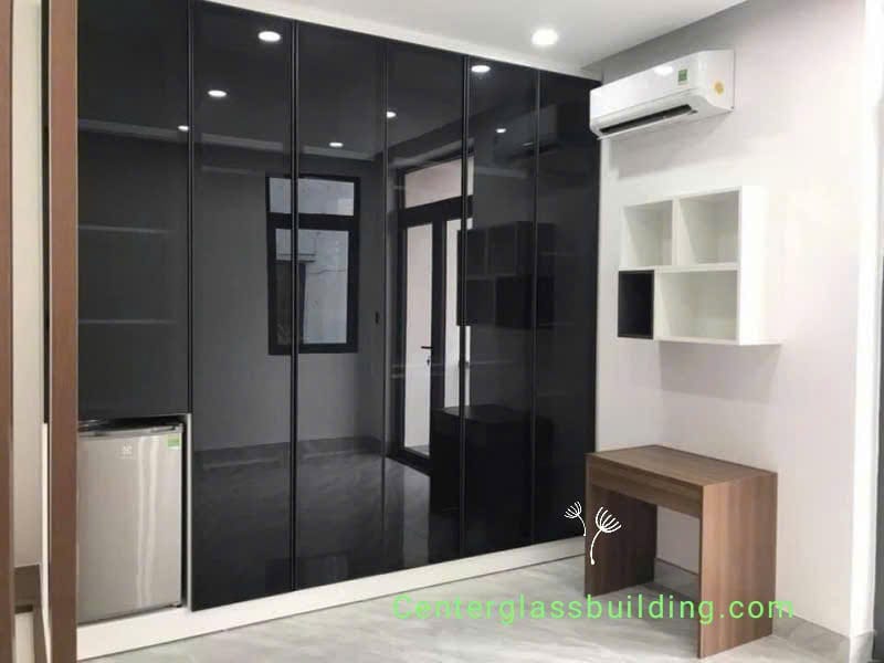 Kính màu xanh đen làm vách ngăn phòng vô cùng sang trọng