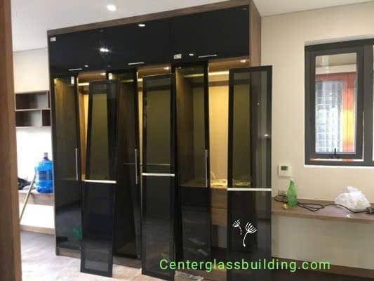 Kệ tủ màu xanh đen tôn lên vẻ sang trọng cho không gian phòng ngủ