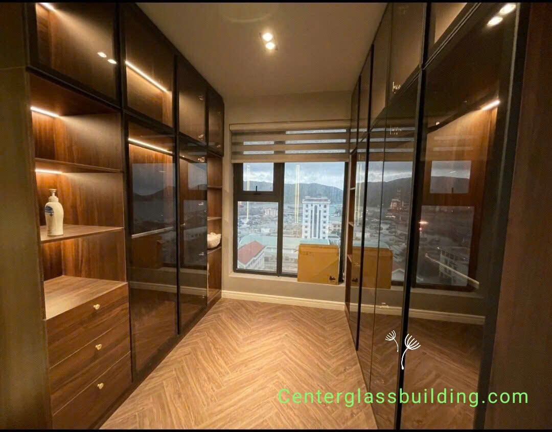 Kính cường lực màu trà cho không gian ấm áp, sang trọng vô cùng
