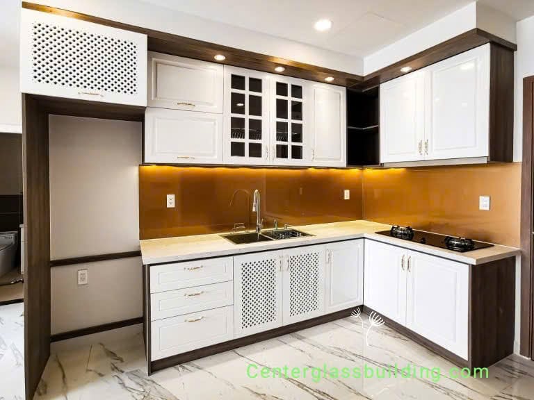 Kính màu trà ốp bếp trầm ấm, hiện đại