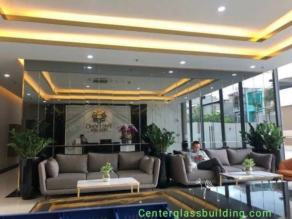 Vách kính màu xám khói sang trọng và chuyên nghiệp cho không gian làm việc