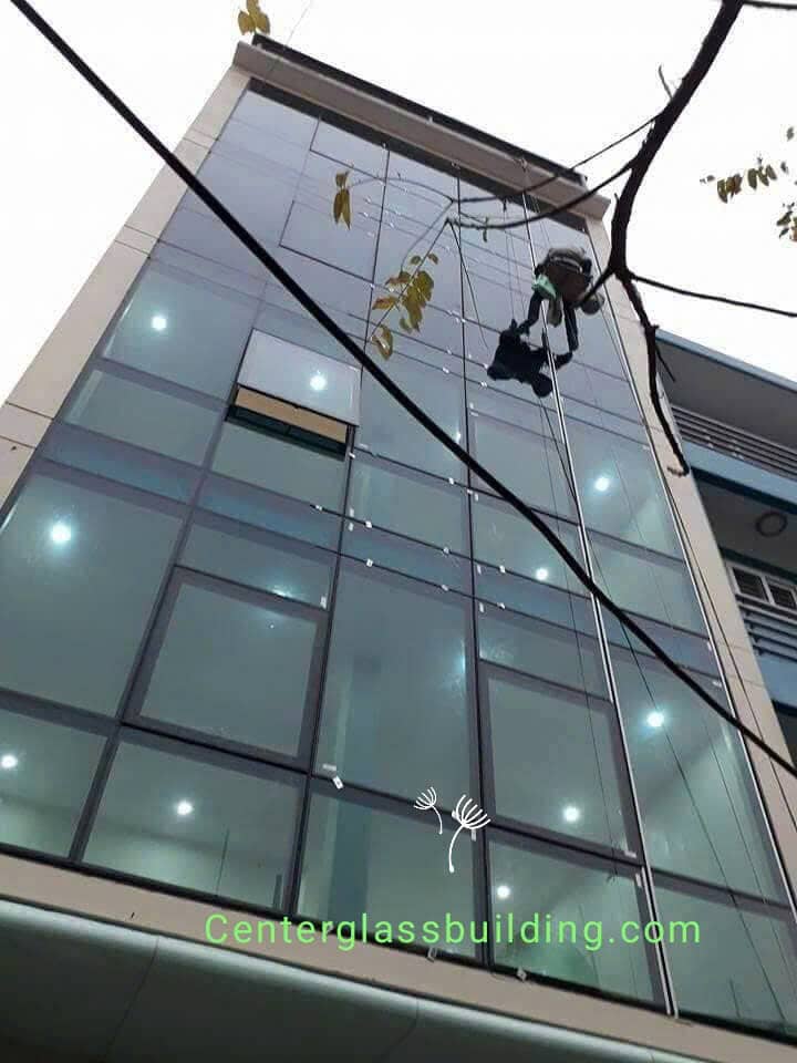 Lắp đặt cửa sổ mở hất là giải pháp tối ưu để lưu thông không khí cho tòa nhà 