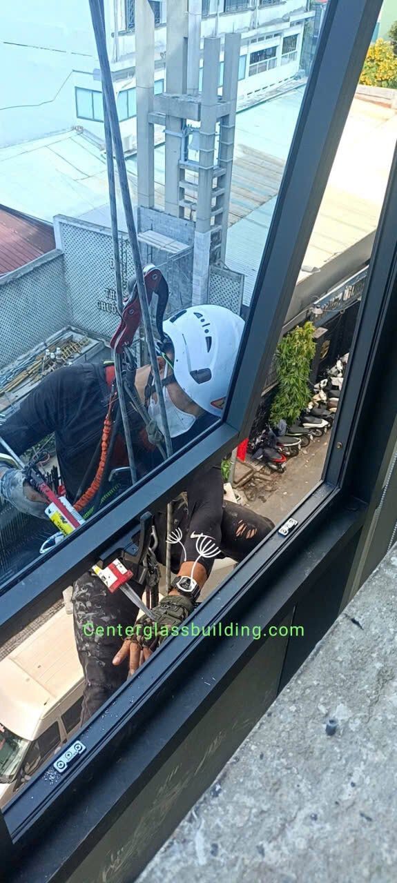 Bắn keo chuyên dụng cho cửa sổ bật