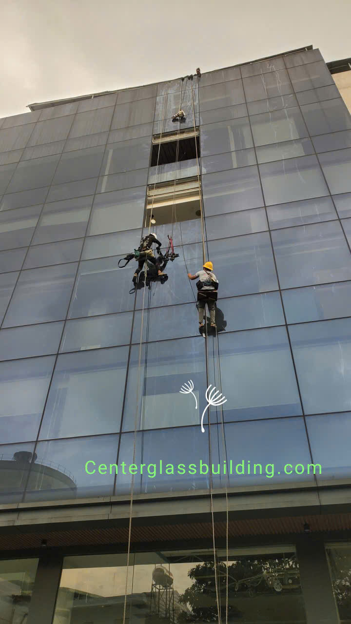 Lắp đặt cửa sổ bật nhôm Xingfa cao cấp cho tòa nhà