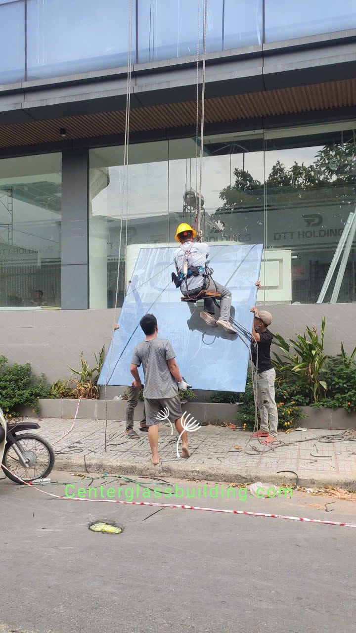Công tác tháo kính cũ xuống trước khi vận chuyển kính mới thay cửa sổ bật
