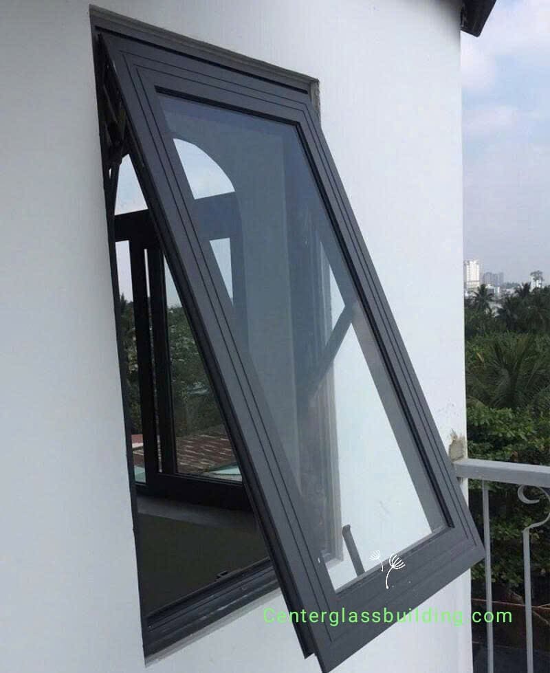 Lắp cửa sổ mở hất 1 cánh giúp lấy sáng tốt, tiết kiệm diện tích