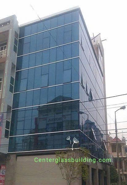 Tòa nhà với toàn bộ là mặt dựng kính, việc mở cửa sổ bật là vô cùng cần thiết