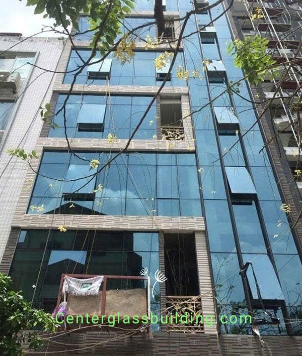 Lắp đặt cửa sổ bật cho tòa nhà văn phòng giúp lưu thông không khí tốt hơn