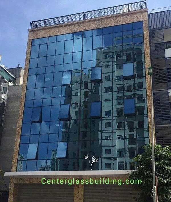 Lắp đặt cửa sổ mở hất cho tòa nhà hiện đại