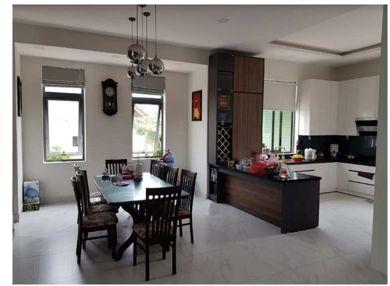 cửa sổ mở hất cho phòng khách thông thoáng