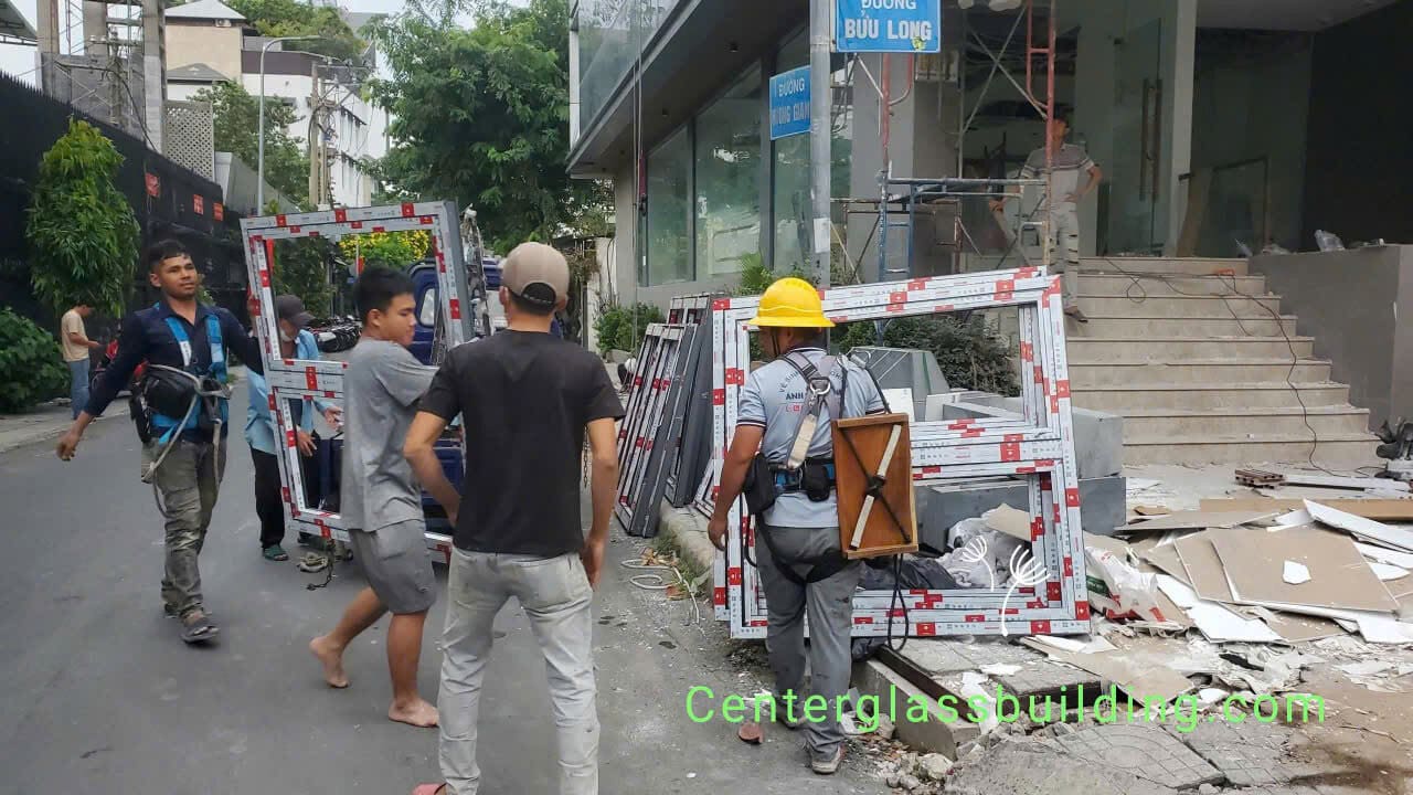 Vận chuyển vật tư vào công trình